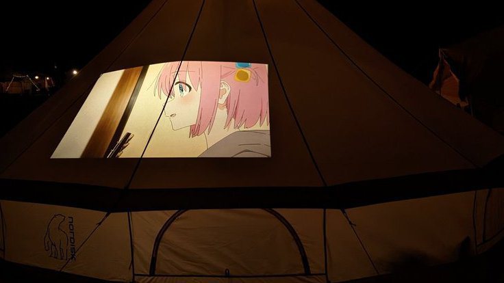 日本阿宅帶投影機露營看《孤獨搖滾！》 「生放送」穿透帳篷夜晚氣氛全沒了