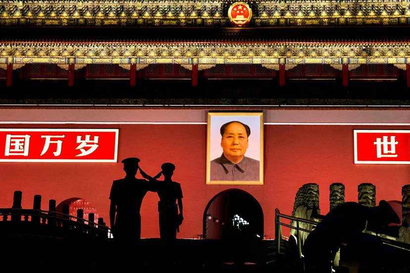 毛澤東肖像取代孫中山肖像在天安門上的位置。 圖／路透社
