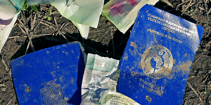 一份來自非洲幾內亞的護照被棄置在希臘海海灘上，但文件的所有人卻不知所蹤。 圖／路...