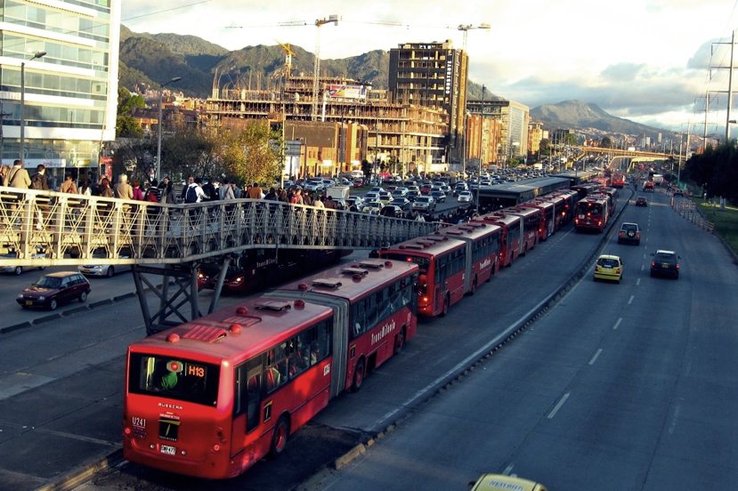 波哥大的TransMilenio是全世界規模最大、較先進也較為成功的BRT系統。  圖／BRT ALC