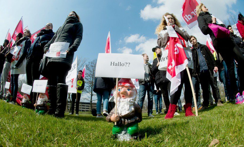  德國電信（Deutsche Telekom）勞資談判，員工與實習人員聚集抗議。
