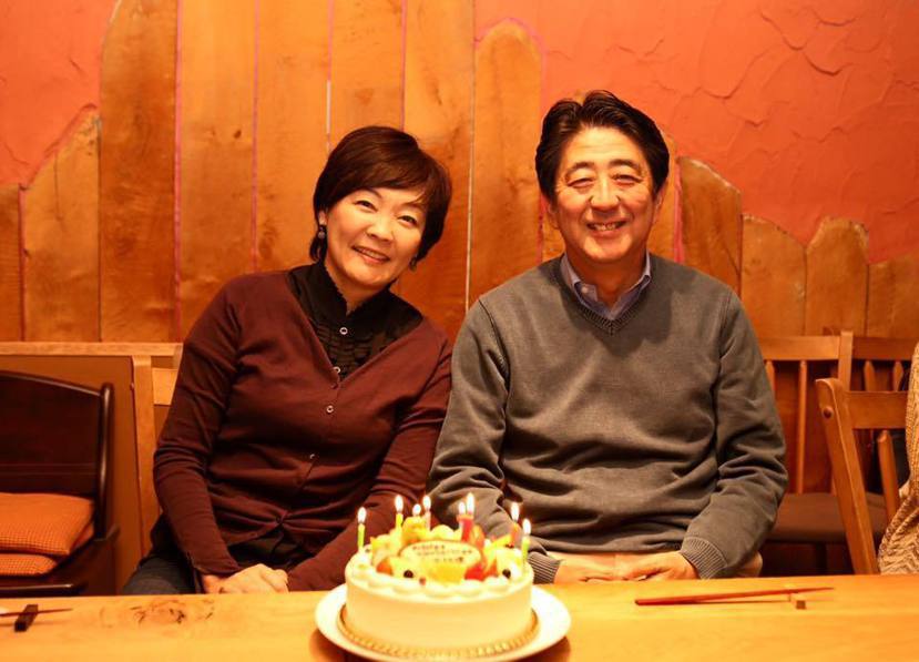 2015年與夫人安倍昭惠一同慶祝自己61歲生日的安倍晉三。由於安倍夫妻不孕、膝下...