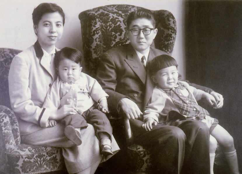 政治世家：1956年，兩歲的安倍晉三（左前）安坐在母親洋子的膝上。旁邊則是父親晉...