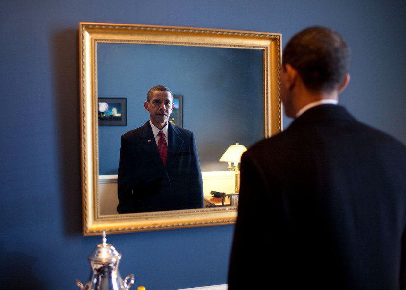 現任總統到底會不會尋求先總統的諮詢、對著總統畫像（或鏡子）喃喃自語，實在不得而知...