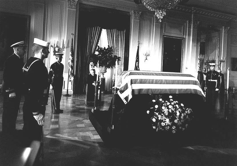 1960年當選美國第35任總統的甘迺迪（正式就職日期為1961年1月20日）於1...