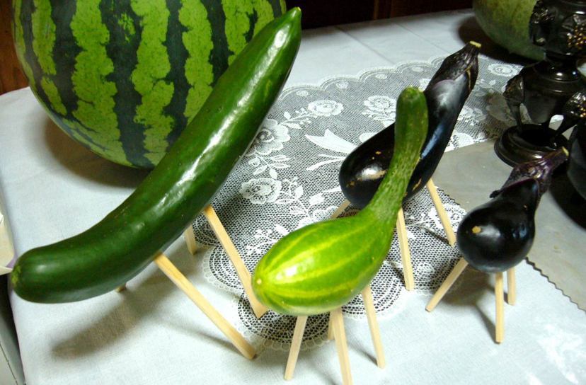 簡單地用竹籤插在小黃瓜和茄子上所製成的動物形狀「交通工具」，讓祖先快馬加鞭地回家...