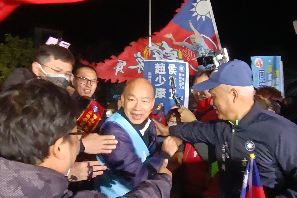 國民黨不分區立委候選人韓國瑜（中）昨晚到台南新營站台。記者謝進盛／攝影