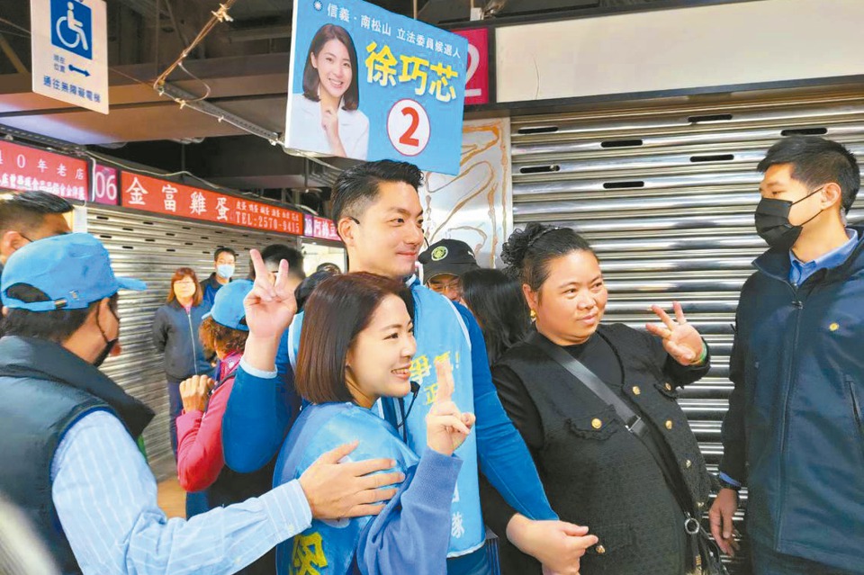 台北市長蔣萬安（中）昨天上午到松信選區的中崙市場陪徐巧芯（左二）拜票。記者林麗玉／攝影