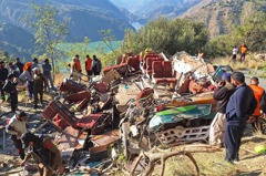 疑似駕駛疏忽撞護欄！印度克什米爾巴士墜入山谷 至少37人死亡