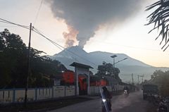 勒沃托比火山再度噴發 印尼當局將警戒升到最高級別