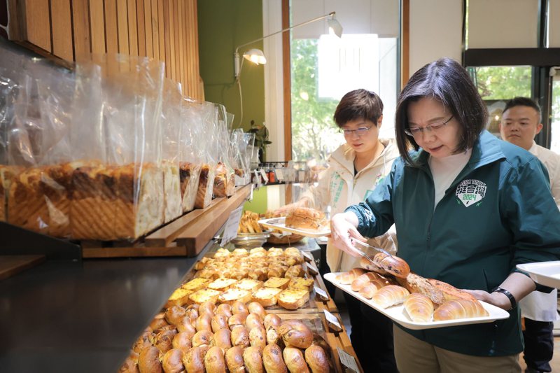 蔡英文總統今天中午走訪新竹市的知名麵包店，買了不少麵包。圖／林志潔競選辦公室提供