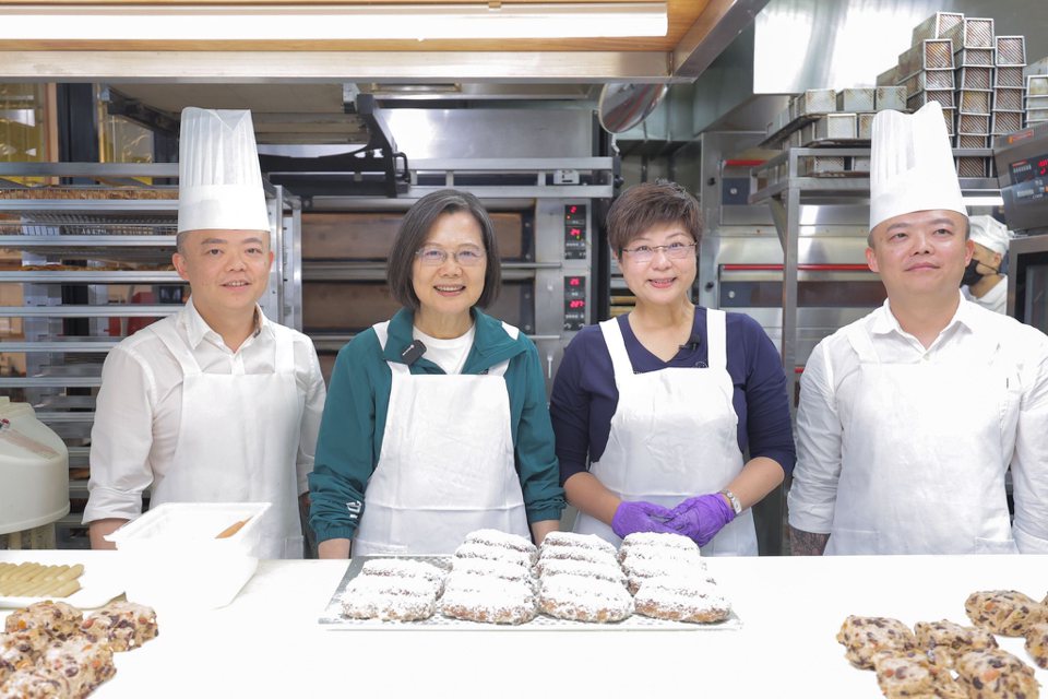 蔡英文總統（左二）今天中午走訪新竹市的知名麵包店，跟新竹市的立委參選人林志潔（右二）手作耶誕麵包，兩人和店長合影。圖／林志潔競選辦公室提供