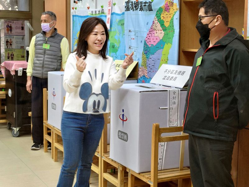 李彥秀今天穿著休閒來投票。記者林麗玉/攝影