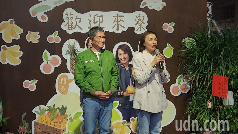民進黨立委候選人邱議瑩在丈夫李永得的陪同下自行宣布當選。記者蔡世偉／攝影
