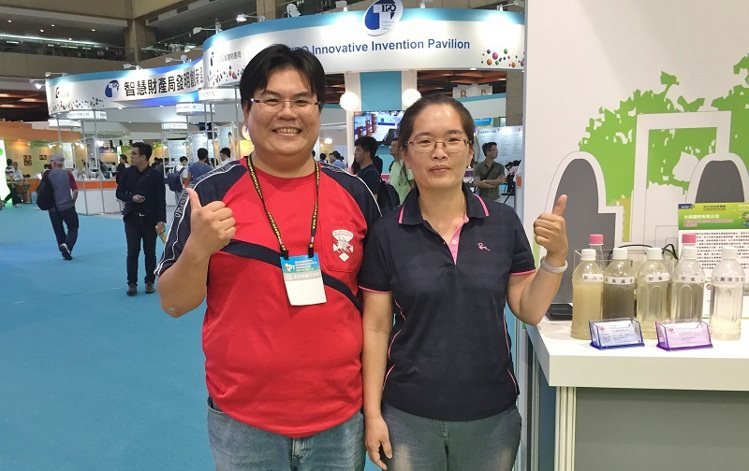 許焌騰（左）與傅湘楹夫妻檔創辦愛綠淨科技，今年受邀在台北國際發明展的「中小企業館...