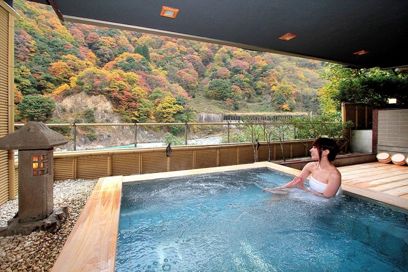 浸浴在宇奈月溫泉的泉水中舒緩中心。