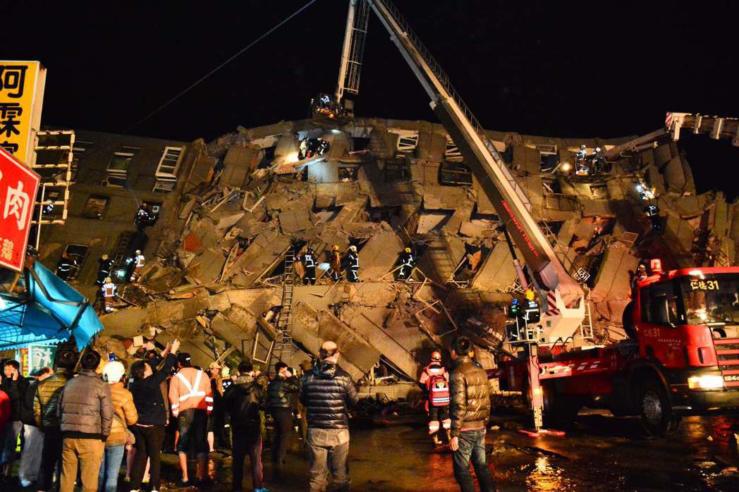 南台大震造成維冠金龍大樓倒塌，死傷慘重。 本報資料照片