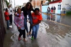 女記者到災區採訪怕鞋子濕 居然讓災民扛著走