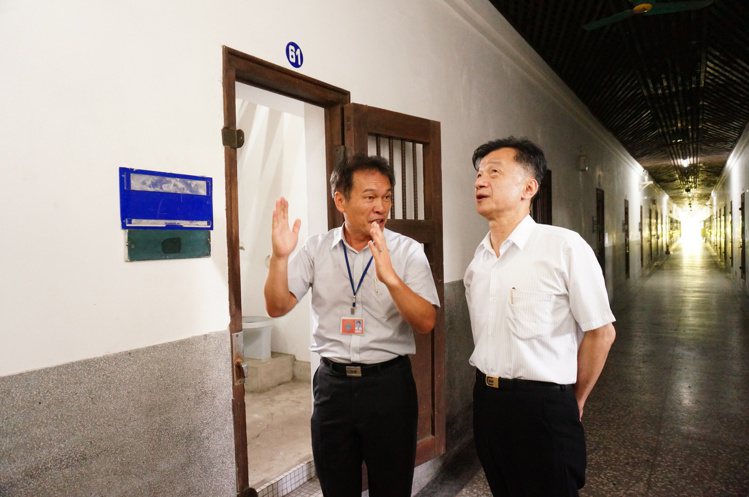 法務部長邱太三（右）今天下午走訪嘉義舊監獄。記者林伯驊／攝影