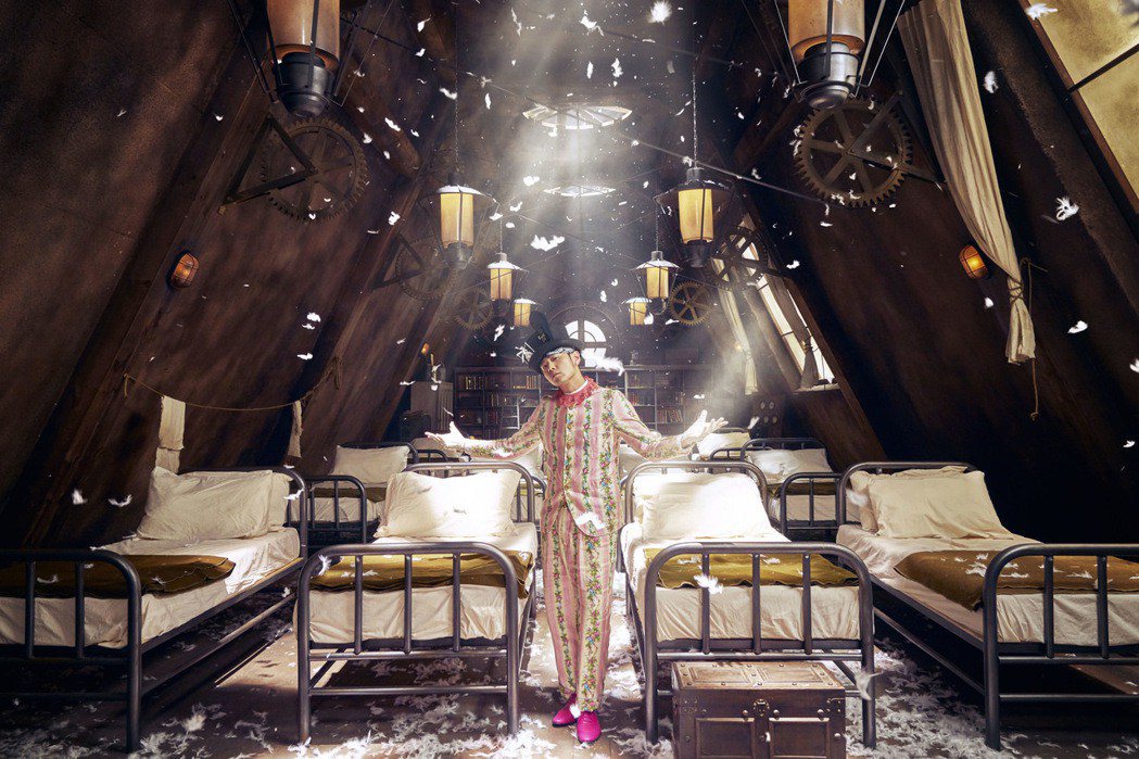 周杰倫在MV中也穿過Gucci的印花西裝。圖／杰威爾提供