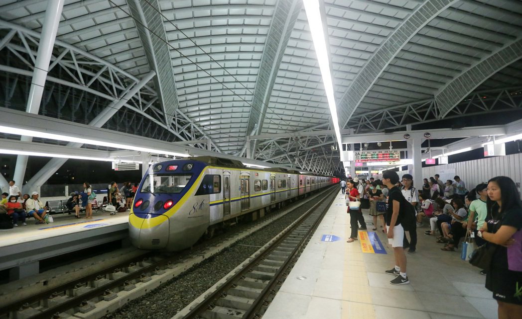 新台中火車站不同於台北、板橋站的封閉試設計，是全台第1個採開放式建築的火車站，講...