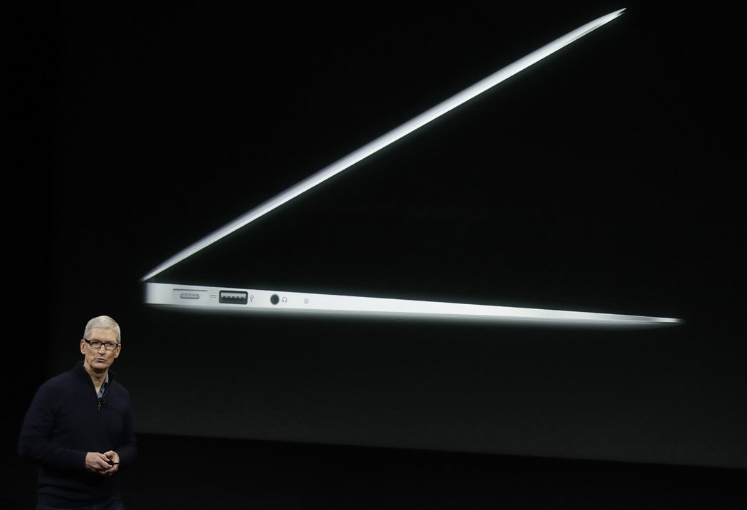 蘋果執行長庫克表示，最新一代MacBookPro機型更為輕巧。 美聯社