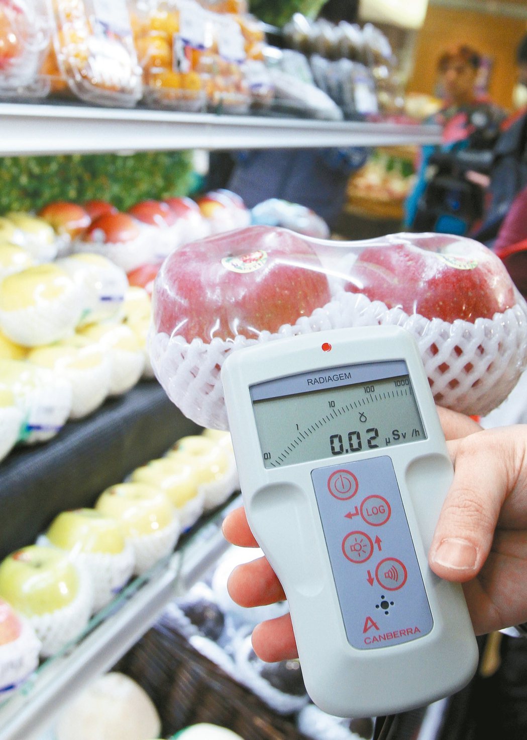 台北市衛生局前往生鮮超市針對進口食品進行輻射量檢測。 報系資料照