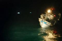 漁船進水傾斜 海巡馳援救回6人