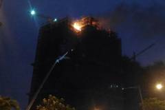 台南市安南區新建15樓大樓起火 頂樓燒木棧板無人受困
