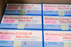 莫德納疫苗送抵 台北慈濟：放冰箱確保安全性