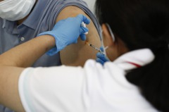 疫苗取得不如預期 日本政府籲各地放慢施打速度