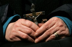修女用十字架性侵少女 2500頁報告揭法教會掩蓋女性戀童癖