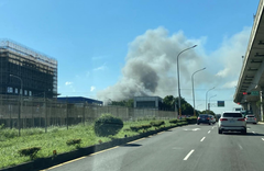 桃園青埔房屋銷售中心大火 濃煙竄「路樹都燒起來」