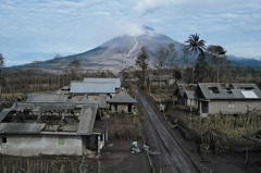印尼火山噴發罹難者增至34人 母女相擁罹難