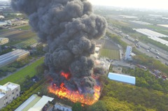 影／彰化塑膠工廠起大火 國道一號旁滾滾濃煙竄升驚人
