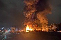 北市汽車公司報廢空地起火！火勢猛烈燒50部車 幸無人受傷