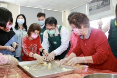 台南社區照顧關懷據點推展創意 吸引長輩一起做綠豆糕