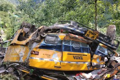 印度巴士墜谷 20人恐喪生包括小學生