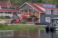 玉石俱焚！加拿大男子用挖土機拆毀新建豪宅 因1事懷恨瘋狂報復建築公司
