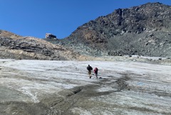 熱浪融化瑞士冰川！近50年前人類、飛機殘骸意外出土