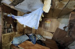 旗津一家4口擠發霉屋「床爛又漏水」 志工颱風天修繕可過中秋了