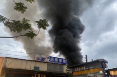 影／新北蘆洲鐵皮工廠大火 燒毀10間工廠790坪