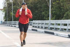 為何馬拉松選手都在超慢跑？不想傷膝蓋，銀髮族體適能講師大推的「節拍超慢跑」怎麼做？