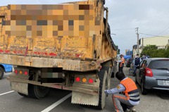 新竹2快速道路每月「噴裝」2百件 大多是垃圾及車胎