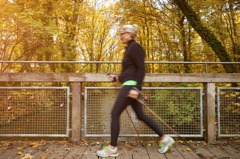 北歐式健走比快走或慢跑更好嗎？教授總結14篇論文給答案