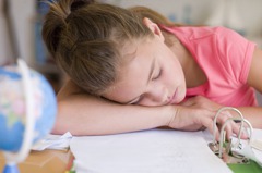 女兒寫功課不斷打瞌睡 檢查發現大腦長瘤「走過鬼門關」
