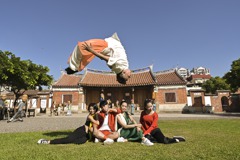 春天藝術節環境舞蹈 新銳舞團在眷村園區鳳儀書院演出