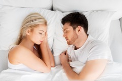 男友表姐是性工作者 兩人同床睡1句解釋超狂 女友：正常嗎？