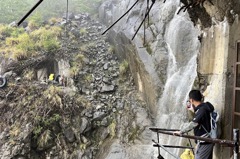 沒看天氣預報？20名登山客大雨受困阿里山眠月線大崩壁