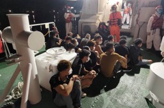 蘇拉颱風襲台前夕人蛇蠢動 海巡鷹眼緝獲19名越南偷渡犯